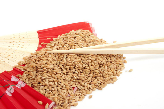Unpeeld rice和筷子