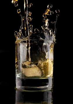 威士忌杯。