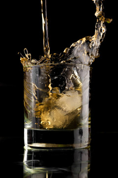 威士忌杯。