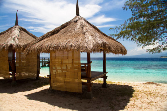 在海灘和綠松石海小屋