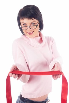 帶紅帶子的女人