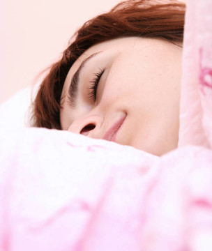 美麗的年輕女人睡覺。