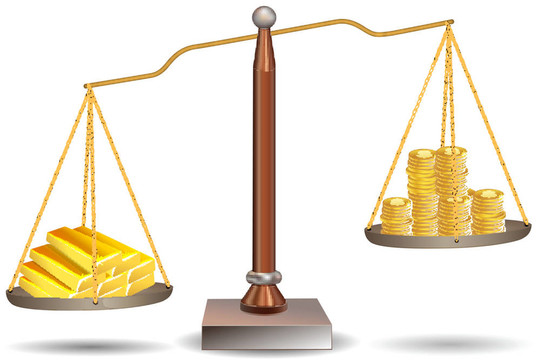 美元硬幣和金條的橫梁平衡