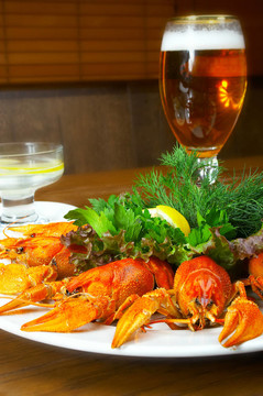 crayfishs啤酒桌上的餐廳