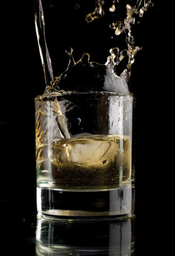 威士忌杯。