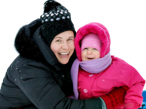 媽媽和女兒在雪地里
