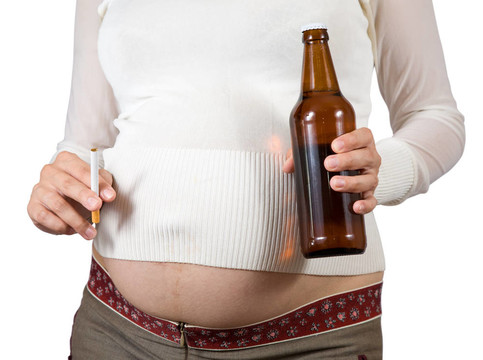 孕婦拿著香煙和啤酒