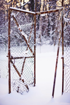 雪下的柵欄