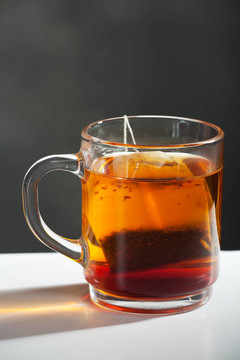 茶葉袋和玻璃杯