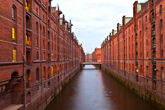 在漢堡之夜的Speicherstadt