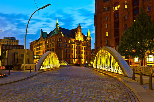 在漢堡之夜的Speicherstadt