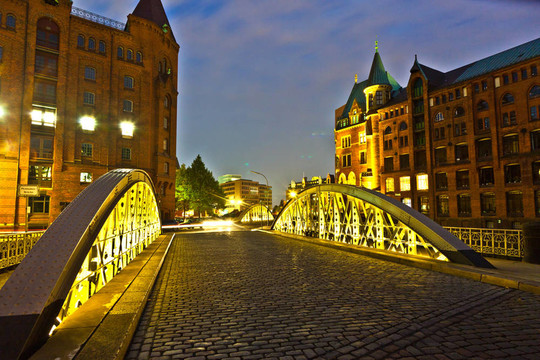 在漢堡之夜的Speicherstadt