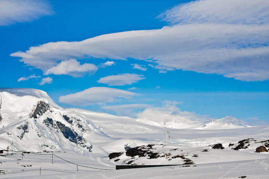美麗雪山