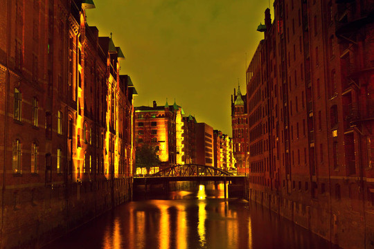 在漢堡之夜的Speicherstadt