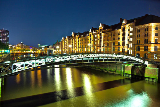 在漢堡之夜的Speicherstadt
