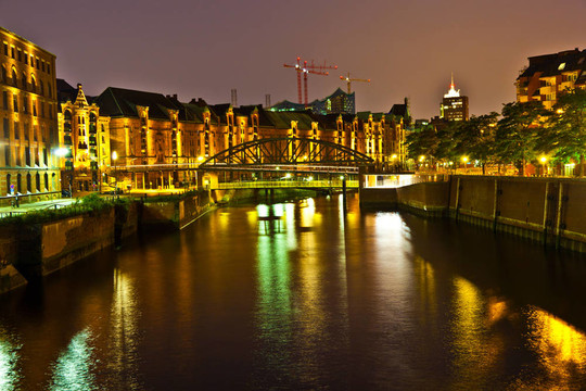 在漢堡之夜的Speicherstadt
