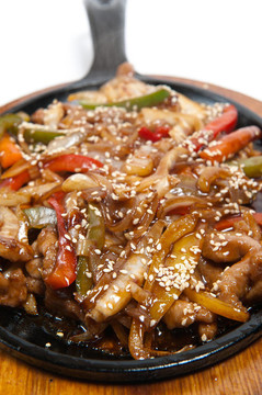 煎鍋上的蔬菜烤肉