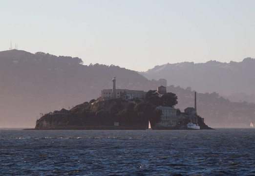 在以Marin為背景的惡魔島