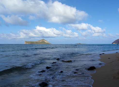 海浪拍打在威瑪納諾海濱巖岸