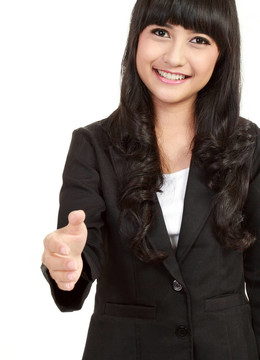 年輕快樂的商業(yè)女性握手