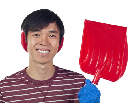 亞洲青年男子持雪鏟