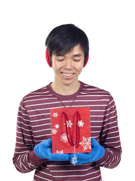 亞洲青年男子禮品袋