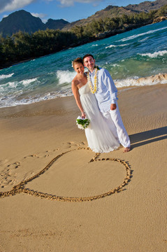 剛剛結婚。海灘上美麗的年輕情侶。
