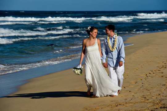 剛剛結(jié)婚。海灘上美麗的年輕情侶。