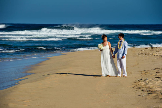 剛剛結(jié)婚。海灘上美麗的年輕情侶。