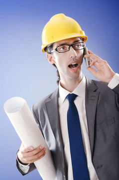 年輕的建筑師圖紙和安全帽