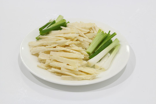 新鮮冬筍絲與蔥段