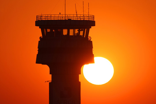 空中交通管制塔臺 太陽 責任