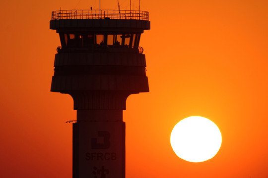 空中交通管制塔臺(tái) 太陽(yáng) 責(zé)任