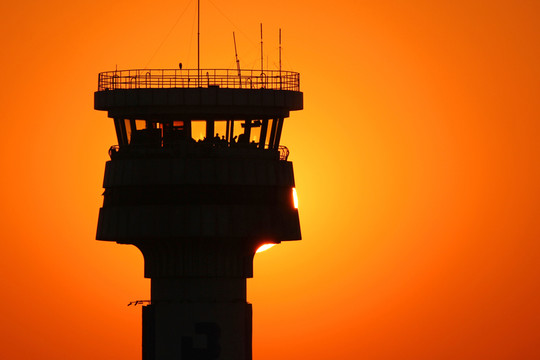夕陽映襯下的空管塔臺