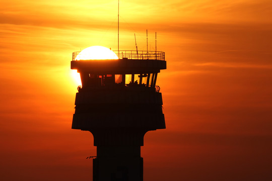 夕陽晚霞中的空管塔臺