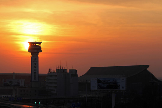 夕陽(yáng)下的機(jī)場(chǎng)