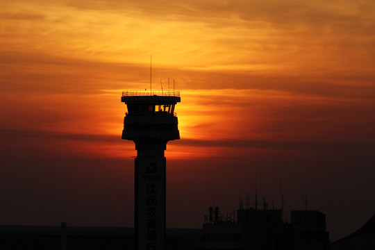 夕陽晚霞中的空管塔臺