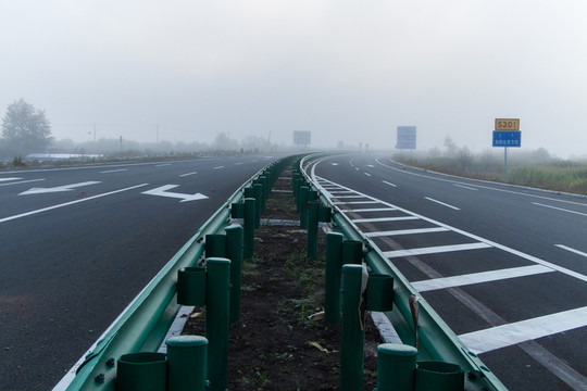 高速公路隔離帶