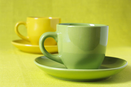 黄色和绿色的咖啡杯