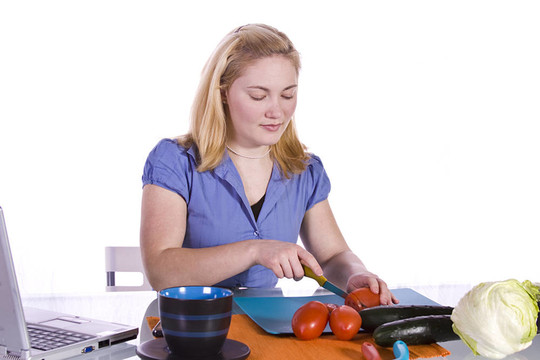 美女準(zhǔn)備食物