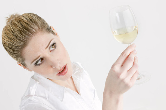 一杯白葡萄酒的女人