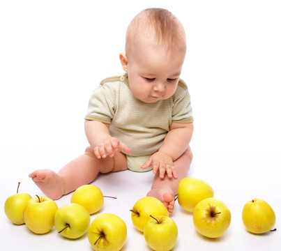 小男孩玩苹果