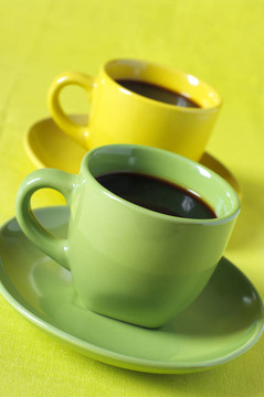 黄色和绿色的咖啡杯