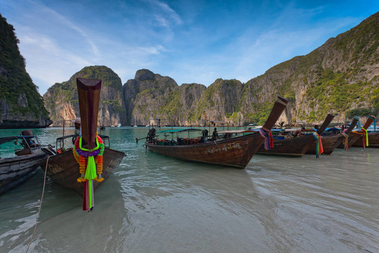 Longboats在泰國海灘