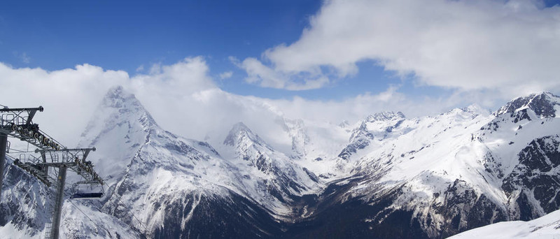 全景。高加索山脈。