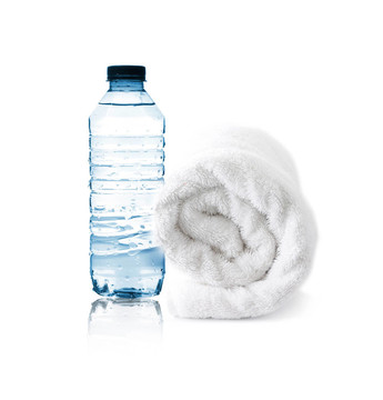 一瓶水和毛巾