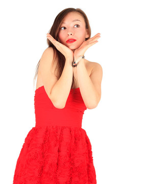 可愛(ài)的年輕女性穿著紅色連衣裙，頭戴在手掌上