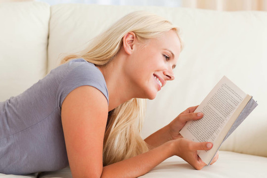 微笑的女人在看書