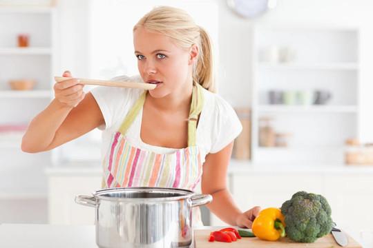女人品嘗她的飯菜