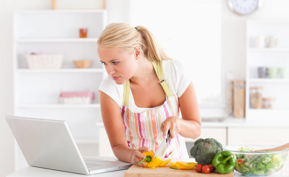 女人用筆記本做飯